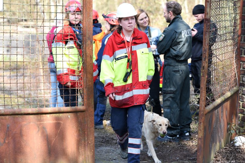 Einsatzkräfte suchen auf dem Dorngelände nach Mandy.