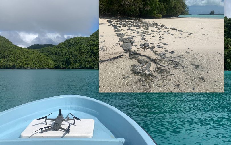 Surveyboot mit Drohne in den Rock Islands von Palau. Zu sehen ist ein überschwemmter Kanuanleger auf einer Sandbank.