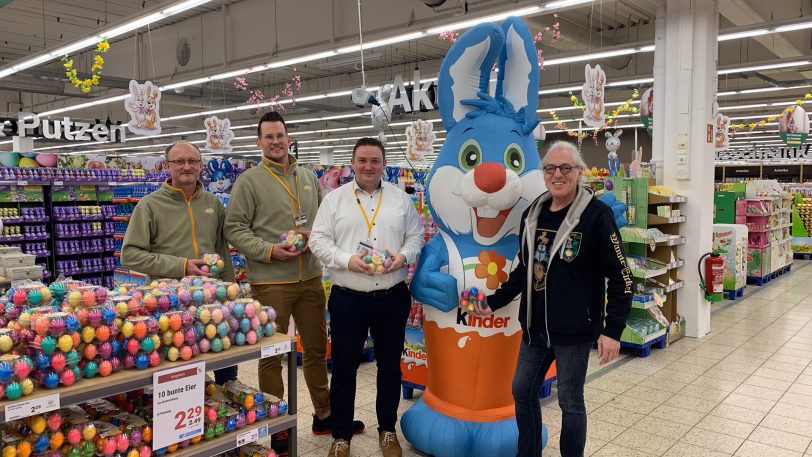 GLOBUS Bochum freut sich, erneut die Mondritter zur Osteraktion mit bunten Eiern, Schokoladen, Bananen und Äpfeln zu unterstützen.