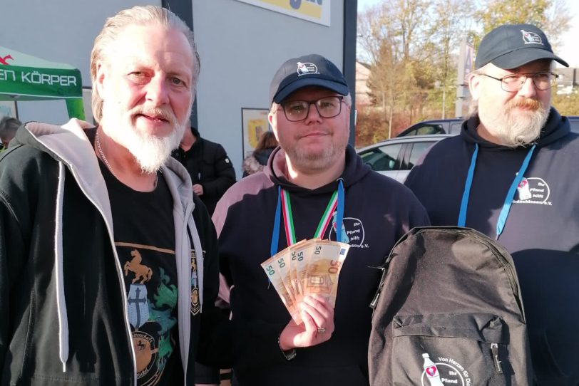 Übergabe von 250 Euro der Mondritter von (li.) Gerd Herzog für die Aktion 