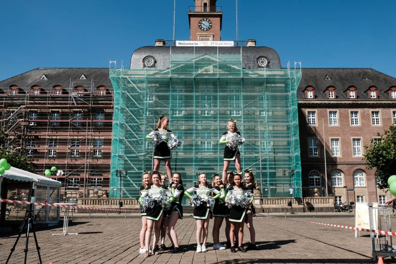 BTC Cheerleader vor dem Rathaus.