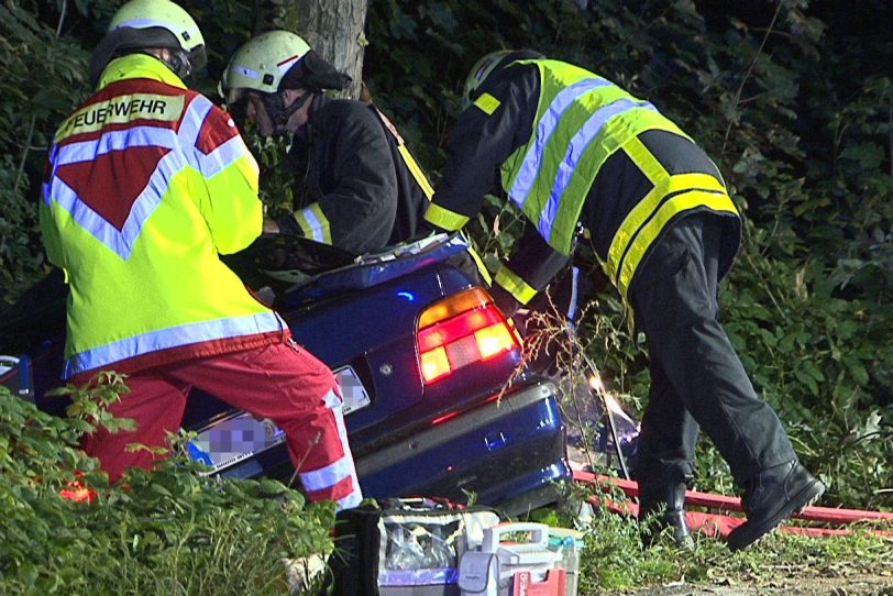 Die Feuerwehr befreite den Beifahrer aus dem Autowrack.