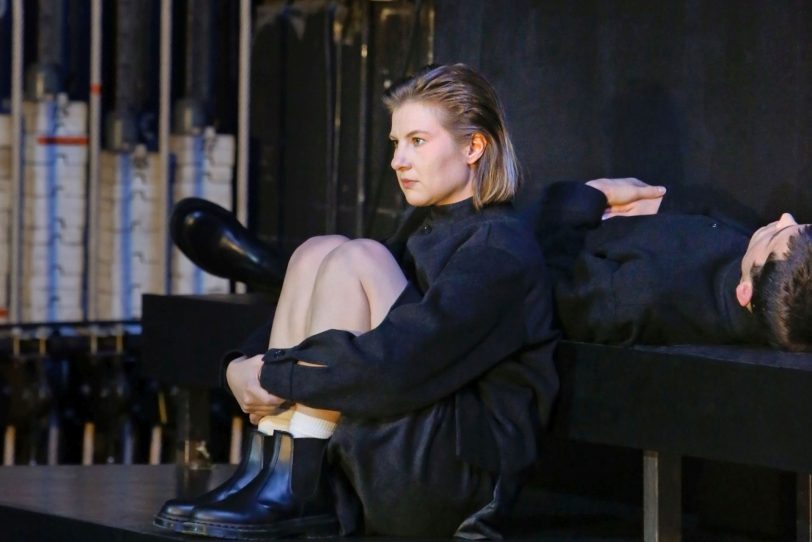Anna Drexler (vorn) und William Cooper in „Antigone. Ein Requiem“.
