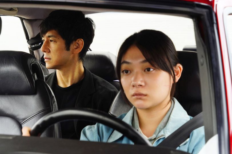 Der Weg ist das Ziel: Der Regisseur (Hidetoshi Nishijma) und seine Fahrerin (Tōko Miura) kommen sich in den langen täglichen Touren näher.