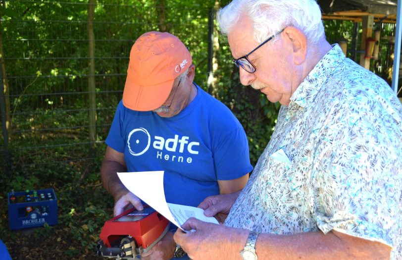 Klaus Korn (l.) gibt den ihm von Franz Armbruster genannten Code in ein Nadelprägegerät ein. Das lässt sich flexibel am Rahmen ansetzen und eignet sich auch für (Elektro-) Fahrräder mit besonderen Rahmenformen.