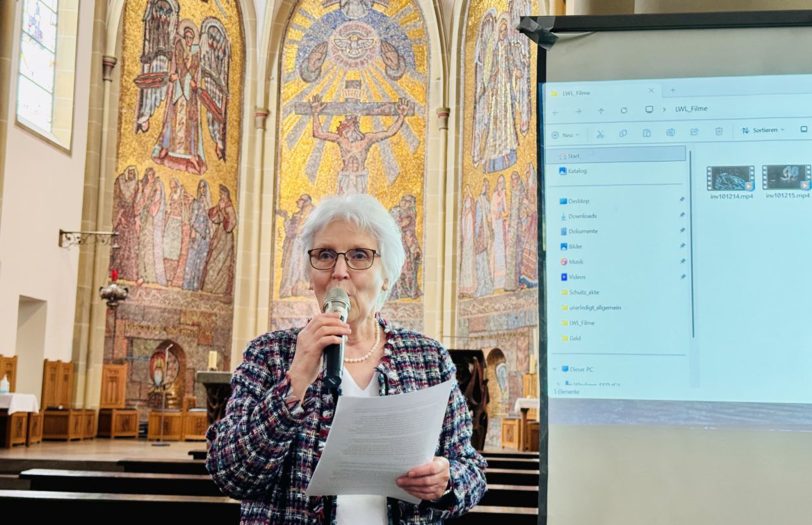 Ingeborg Müller-Schuitz informierte die Besucher über die Werke.