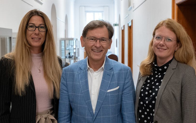 Kirsten Wietoska (re.) ist die neue Leiterin des Herner Jugendamts und damit auch des Fachbereichs Kinder-Jugend-Familie. Hier ist sie zusammen mit Stadträtin Stephanie Jordan (li.) und OB Dr. Frank Dudda beim Antrittsbesuch am Dienstag (17.9.2024) zu sehen.