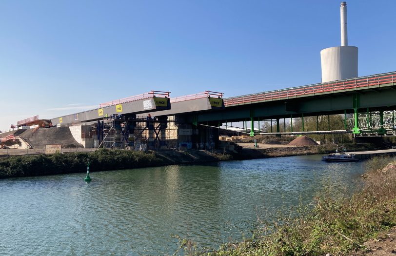 Die Stahlteile der Brücke werden langsam über den Rhein-Herne-Kanal vorgeschoben
