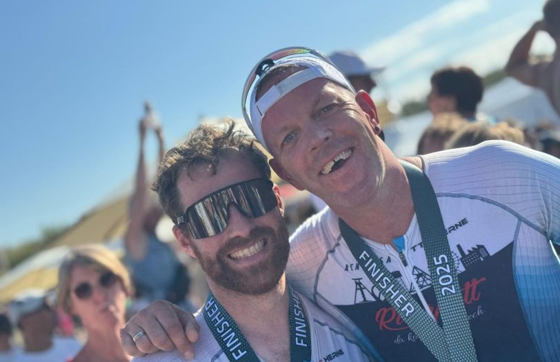 Fabian Thiele und Thomas Lenzing meistern grenzüberschreitenden Mitteldistanz-Triathlon unter hochsommerlichen Bedingungen.
