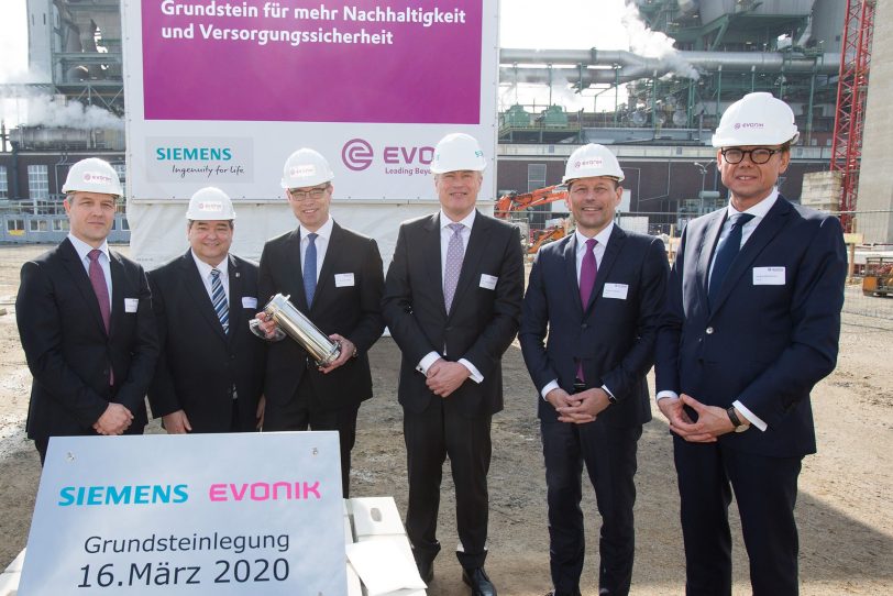 v.l. Dr. Jörg Harren, Werner Arndt, Dr. Rainer Fretzen, Dr. Jochen Eickholt, Thomas Wessel und Heiko Mennerich bei der Grundsteinlegung des neuen Gas- und Dampfkraftwerks von Evonik.
