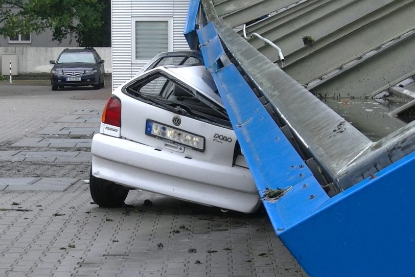 Das Unwetter über NRW ließ das Dach einer Tankstelle einknicken.