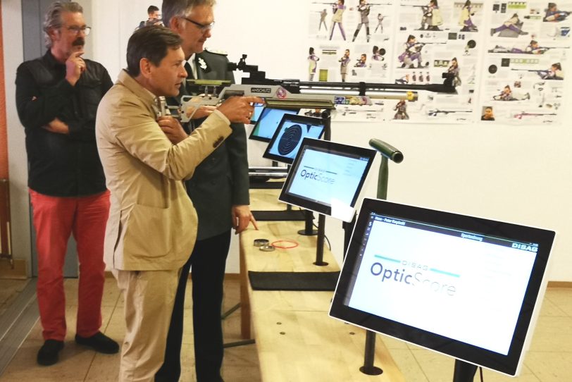 Der erste Schuss mit der digitalen Schießanlage beim BSV Holthausen: (v.li.) 1. Vorsitzender Stadtsportbund Hans Peter Karpinski, Oberbürgermeister Dr. Frank Dudda und Sportleiter Andreas Werner.
