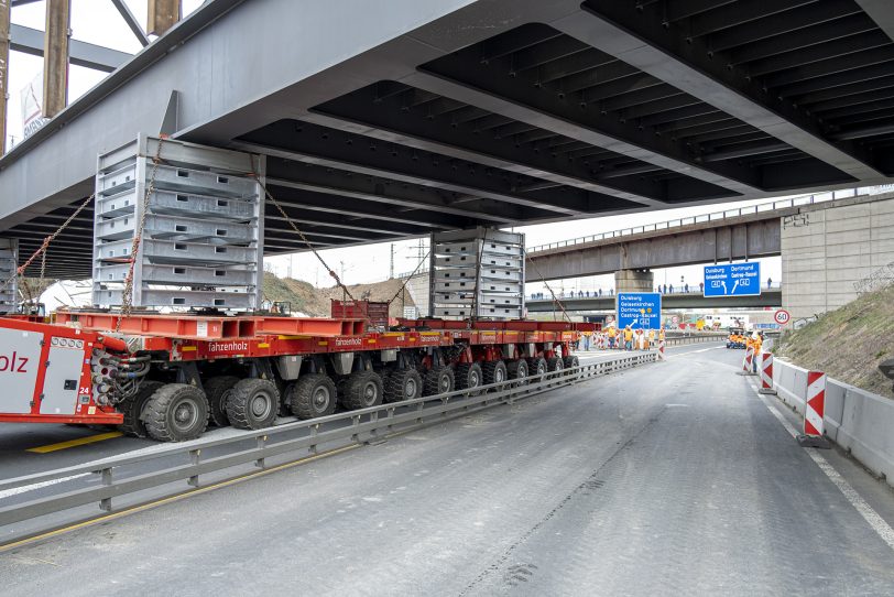 Einheben des ersten Teilstücks für die neue Eisenbahnbrücke über die A43 in Herne (NW), am Sonntag (28.0.2021).