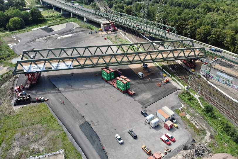 In Recklinghausen wurde am Montag (21.8.2023) die Osthälfte der A43-Bahnbrücke am Emschertalbrückenzug ausgefahren. Mehrere Spezialfahrzeuge halfen bei der Aktion, um 950 Tonnen Stahl zu bewegen.