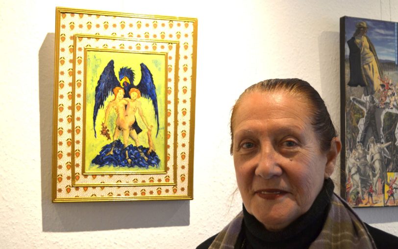 Anna Pocher neben einer Öl-/Papier-Mischtechnik, die einen Hermaphroditen mit alchimistischen Symbolen eines Zürcher Codex aus dem 15. Jahrhundert zeigt.