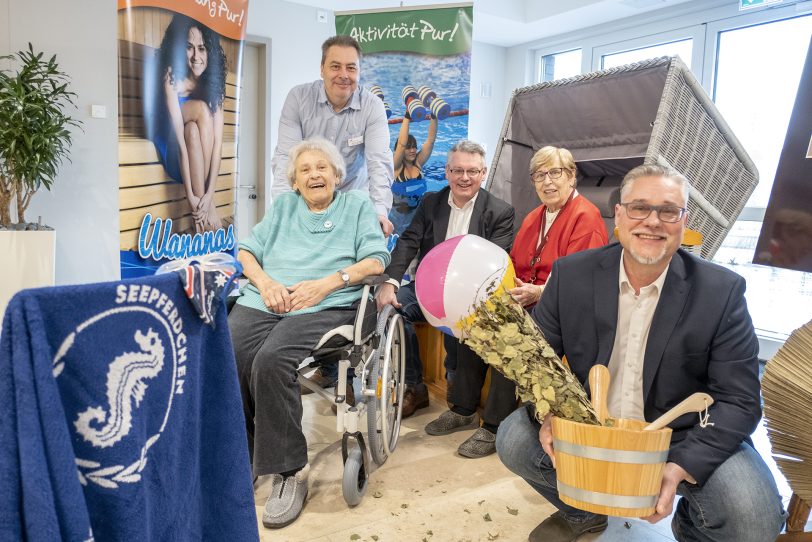 Pack die Badehose ein: Protea Care-Einrichtungsleiter Roberto Gentilini (h. l.), HBG-Geschäftsführer Hans Lothar Przybyl (3. v.l.) und Jürgen Will (Parkleiter Revierpark Gysenberg, re.) mit zwei Seniorinnen.