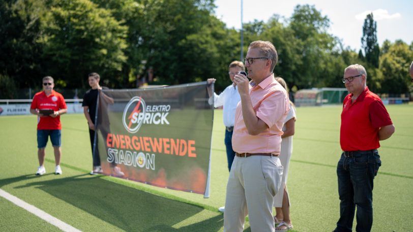 Das Stadion des Vereins Sportfreunde Wanne Eickel 04/12 bekam am Sonntag (11.08.2024) einen neuen Namen und heißt jetzt Elektro Sprick-Energiewende-Stadion.