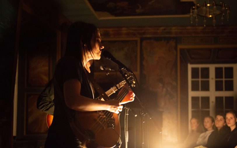 Mirja Klippel tritt zusammen mit Alex Jonsson im Kaminzimmer von Schloss Strünkede auf - gespielt und gesungen wird Folk.