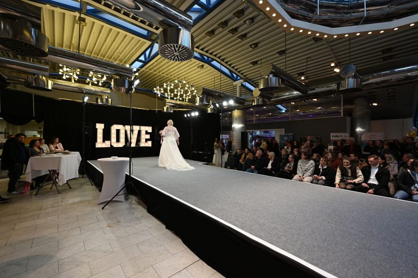 Modenschau von Brautmoden und Hochzeitskleider von Traumfabrik.