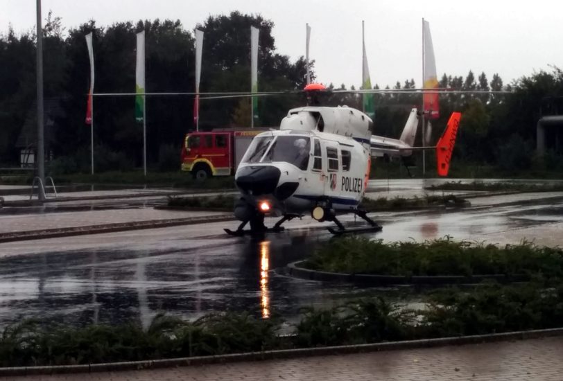 Der Polizeihubschrauber landet auf dem Parkplatz von Zurbrüggen.