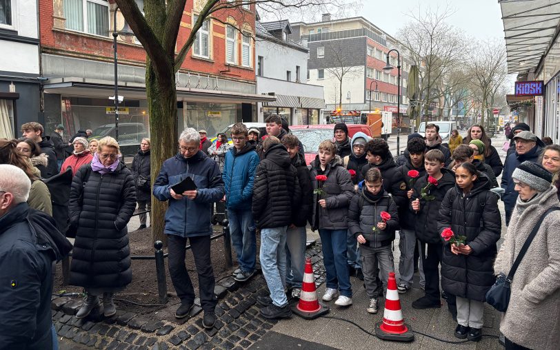 An der Hauptstraße 293 wurden am Mittwoch (28.1.2026) die ersten vier Stolpersteine für die Familie Hecht verlegt.