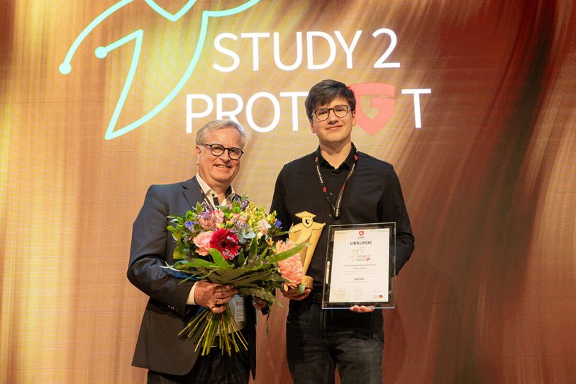 G DATA Study2Protect Award:: Tristan Hornetz (re) erhält Preis für die beste Abschlussarbeit zur Cybersicherheit in Deutschland. Andreas Lüning, Gründer und Vorstand der G DATA CyberDefense AG gratuliert.