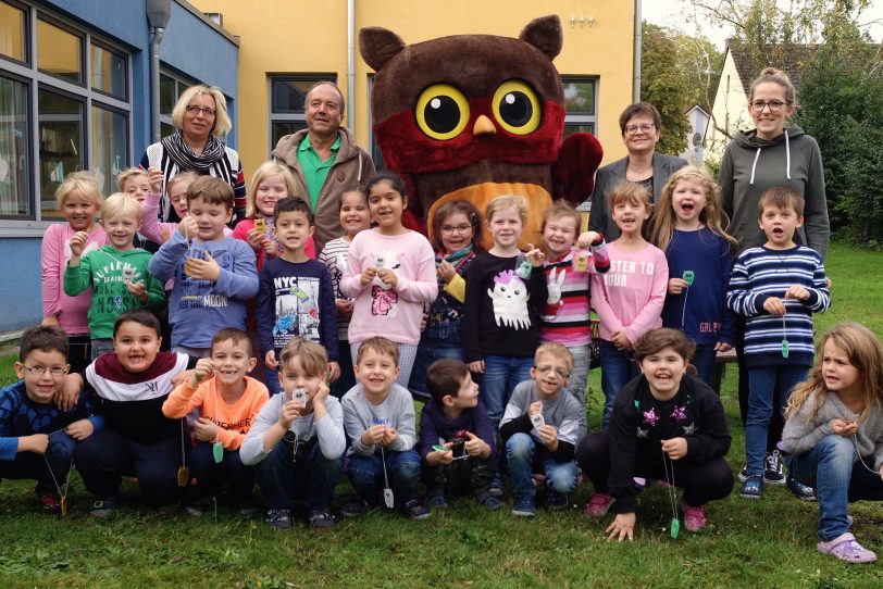 v.l. neben dem Maskottchen: Reinhard Dembowy von der Verkehrswacht Wanne-Eickel und Ute Knaut von Fielmann in Herne mit den Schülern der 1d der Michaelschule.