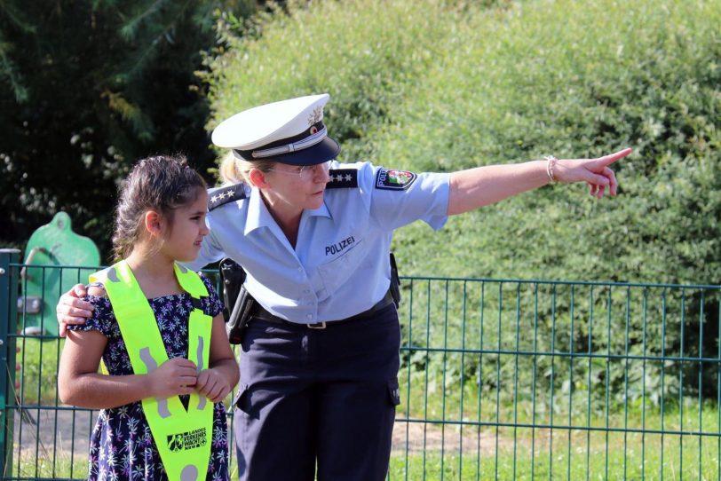 Am Donnerstag (29.8.2024) veranstaltete die Verkehrswacht Wanne-Eickel zusammen mit der Polizei Bochum und der HCR an der Grundschule "Galileo-Schule" eine Schulanfangsaktion für alle vier Jahrgangsstufen.