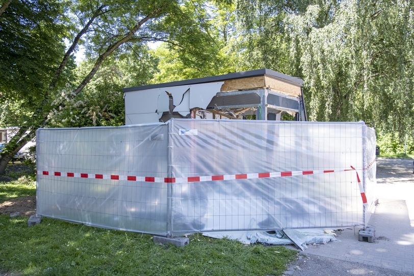 Die zerstörte SB-Geschäftsstelle Constantin der Sparkasse in Herne (NW), am Sonntag (13.06.2021). Zwei bislang unbekannte Täter hatten um 3.07 Uhr  versucht, durch eine Sprengung des Geldautomaten, Beute zu machen. Sie konnten trotz einer sofort eingeleiteten Fahndung der Polizei, mit Hilfe eines Polizeihubschraubers, unerkannt vom Tatort flüchten. Laut Polizeiangaben flogen durch die Wucht der Detonation Trümmerteile bis zu 50 m weit, parkende Autos und ein Haus in der Umgebung wurden durch Splitter beschädigt. Personen wurden zum Glück nicht verletzt.