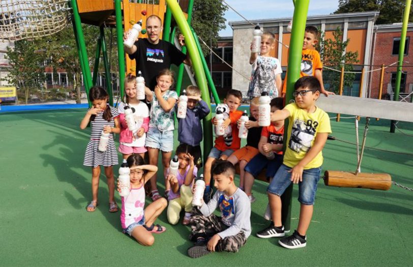 Da freut sich auch Waldi Waschbär, das Klassenmaskottchen: Mit den Stadtwerke-Trinkflaschen kann die 1e der Kolibri-Schule mit ihrem Klassenlehrer Marius Machhein jetzt täglich Verpackungsmüll vermeiden.