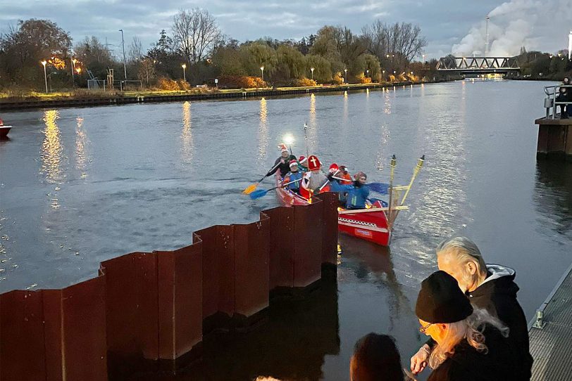 Per Boot kam der Nikolaus zu den Kindern.