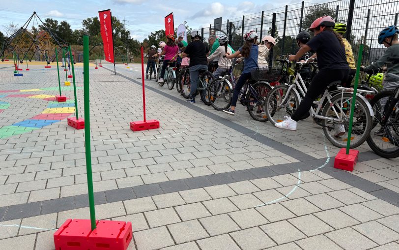 Mit den Fahrrädern ging es durch den Parcours.
