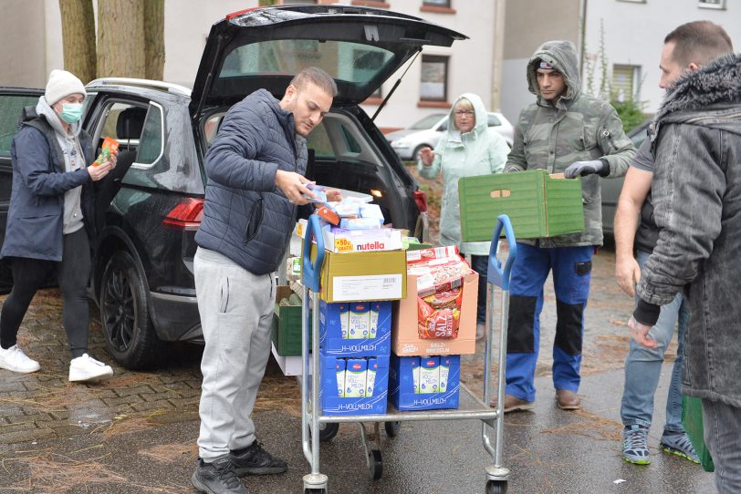 Obst, Tomaten, Eier, Käse, Milch und Süßigkeiten – alles für die Tafel an Bielefelder Straße.