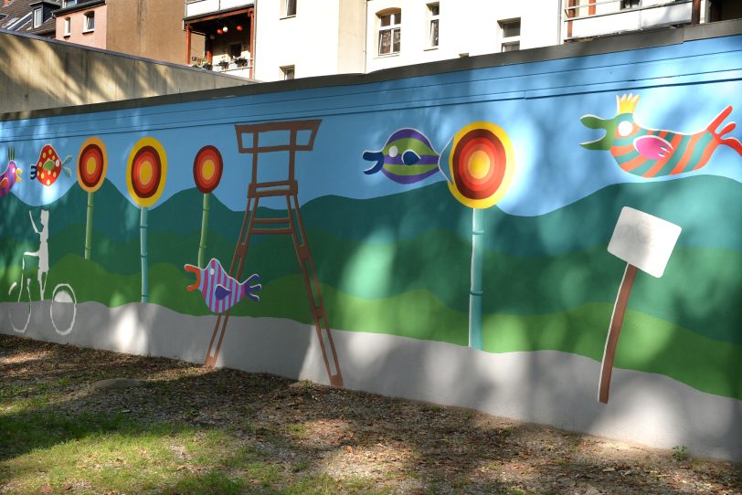 Motive der bunt bemalten Garagenwand am Verkehrsübungsplatz - gestaltet von der Künstlerin Cara Lila Bauer.