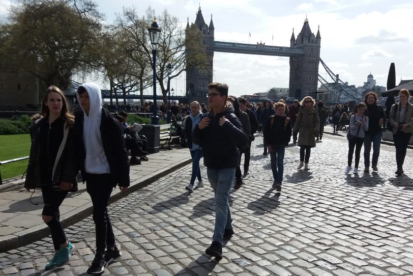 Vor der Tower-Bridge in London.