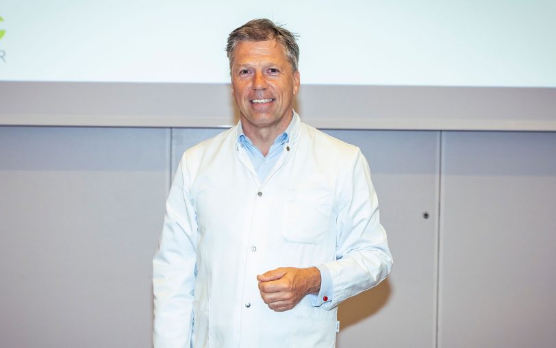 Prof. Dr. Clemens Tempfer, Direktor der Klinik für Frauenheilkunde und Geburtshilfe des Marien Hospital informierte Interessierte umfassend zur Unterstützung bei gynäkologischen Krebserkrankungen.