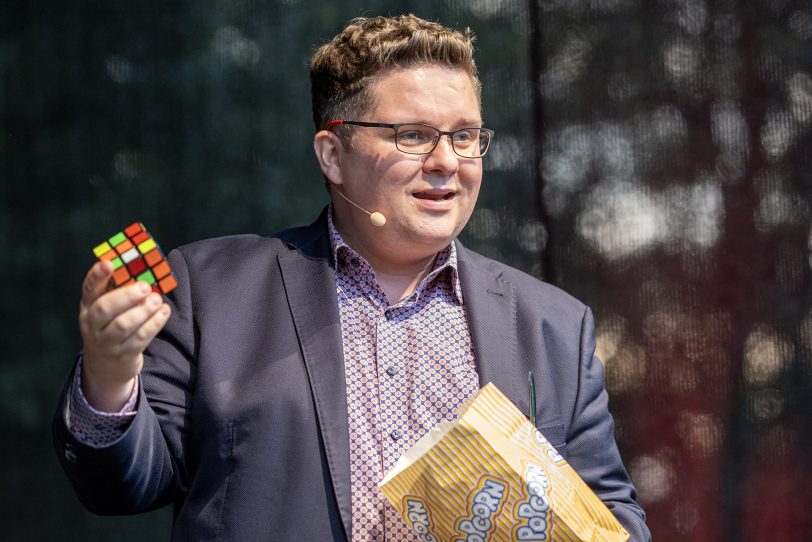 NachtSchnittchen beim Sommer Open-Air im Südpool an der Bergrstraße in Herne (NW), am Samstag (18.07.2020). Im Bild: Zauberer und Comedian Erasmus Stein.
