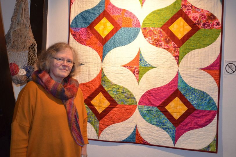 Ulrike Salomon neben ihrem Orient-Quilt, einer Patchworkarbeit aus Baumwolle und Baumwoll-Vlies.
