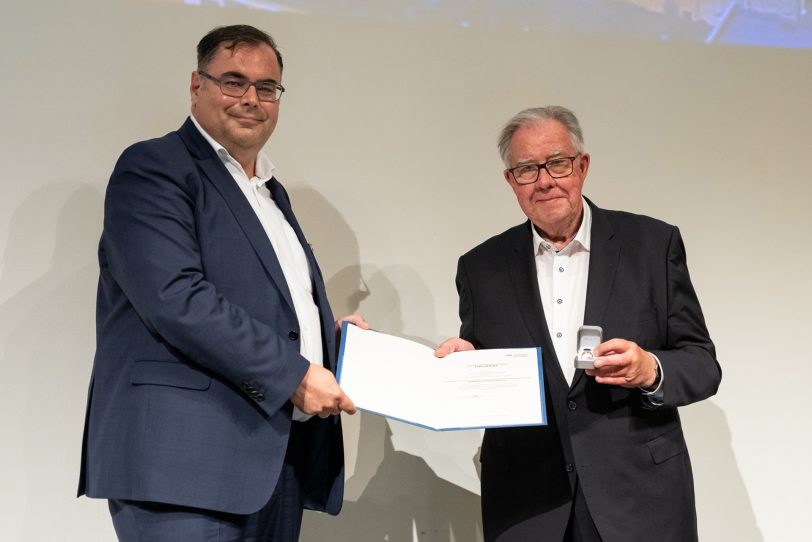 Gisbert Schlotzhauser (2.v.l.)erhielt die besondere Ehrung.