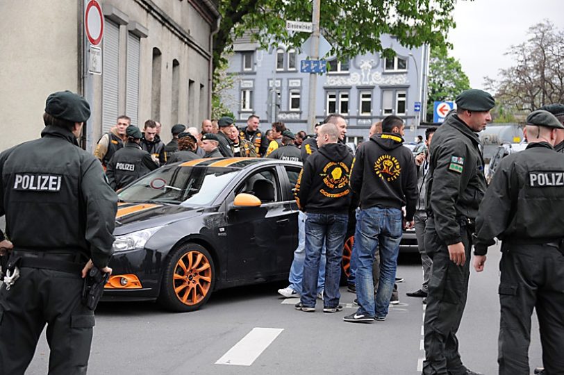 Polizeibeamte vor dem Vereinsheim der Bandidos Herne East. (Archivfoto)