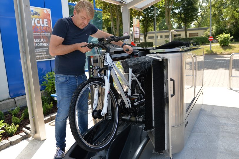 Klaus Peter Klaeser betreibt die erste stationäre Fahrrad-Waschstation im Land, auf dem Gelände des Autowaschcenters Klaeser an der Dorstener Straße.