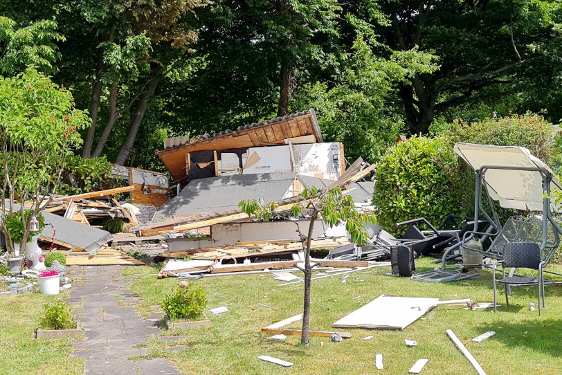 Völlig zerstört: Die Gartenlaube in der Kleingartenanlage Holsterhausen an der Grabenstraße und Albert-Einstein-Straße nach der Explosion.