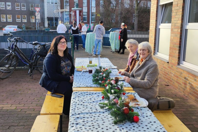 Als Teil der Adventsaktion „Wanne Süd leuchtet auf“ im Blickwechsel 1A der Kadesch gGmbH fand ein Wintergrillen statt.