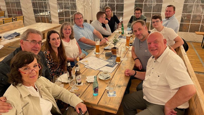 Die FDP Herne mit Bundestagskandidat Klaus Füßmann (li.) und dem Landtagsabgeordneten Thomas Nückel (re.) zu Gast bei Oskar am Kanal beim Polit-Stammtisch.