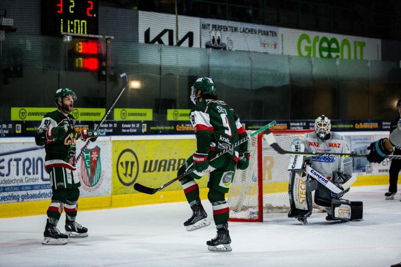 Erfolg im Derby gegen die Moskitos Essen: Dennis Swinnen (li.) und Chris Seto (re.) bejubeln den Treffer zum 4:2 durch den Kanadier.