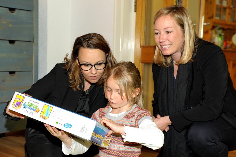 Michelle Müntefering (l.) und Miriam Gruß zu Gast im Kinderheim.