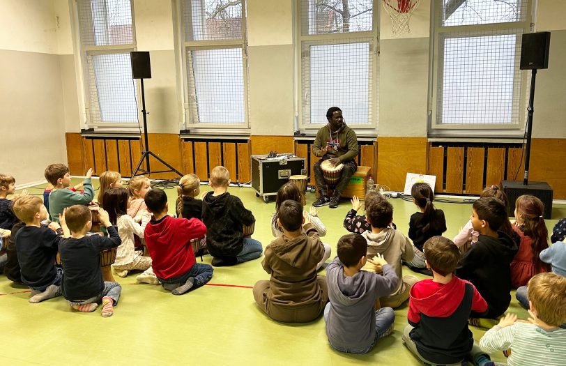 In der Laurentiusschule fand eine Projektwoche zum Thema Afrika statt. In der Turnhalle lernten die Kinder trommeln.