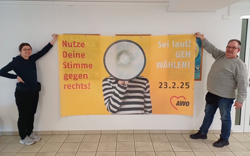 Dieses Banner hängt nun an der Außenfassade.