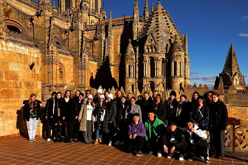 Die Sprachreise von mehreren Schülern der Herner Gymnasien und Gesamtschule Wanne nach Salamanca (Spanien) im Februar 2023. Im Hintergrund ist die Kathedrale zu sehen.