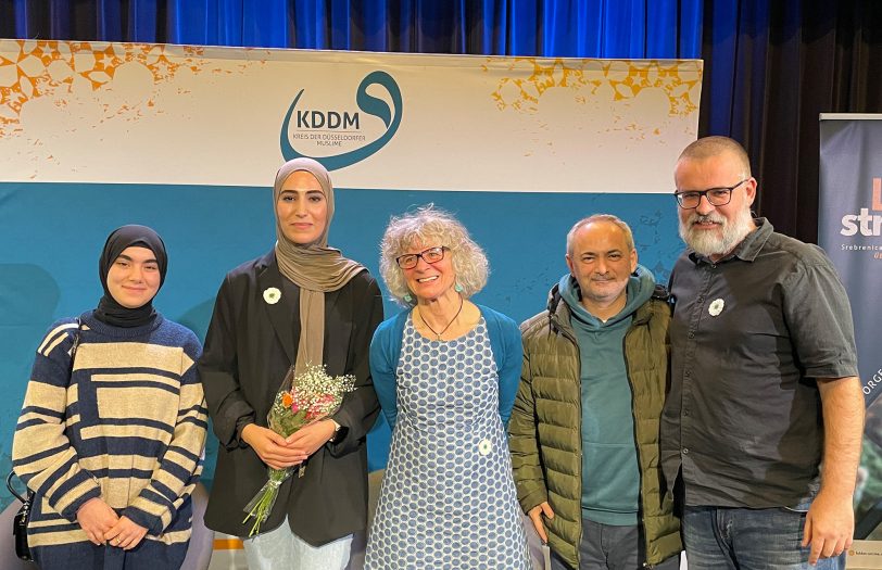 Der Kreis der Düsseldorfer Muslime (KDDM) organisierte eine Veranstaltung zum Genozid in Srebrenica. Auch sie nahmen teil (v.l.): Havle Nazik, Kübra Layik, Christine Schmitz, Tuncay Nazik und Sejfuddin Dizdarevic.